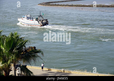 Bateau de pêche mer Isla de Canela Costa del la Luz Espagne dans l'estuaire de la rivière Port de retour avec leur prise Banque D'Images