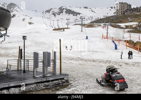 Télésiège et vue sur le centre de la station balnéaire de Costa Rodona, pas de la Casa, la station de ski de Grandvalira, Andorre Banque D'Images