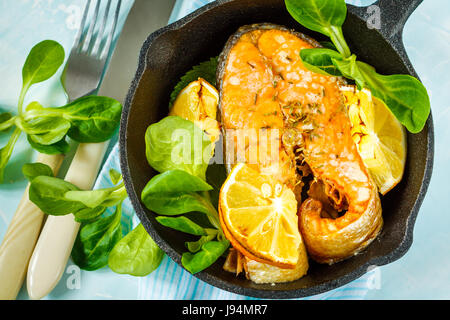 Chum gratiné au citron dans une poêle en fonte. Banque D'Images