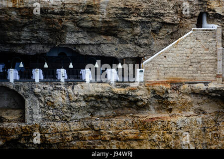 Restaurant dans une grotte à Polignano a Mare, Pouilles, Italie Banque D'Images