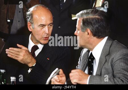 Rétrospective - Naissance de l'euro : le chancelier allemand Helmut Schmidt (r) parle au président français Valéry Giscard d'Estaing le 07 juillet 1978 après le sommet de deux jours de la Communauté européenne, à Brême. Les deux hommes d'État ont lancé une initiative conjointe pour le système monétaire européen. Dans le monde d'utilisation | Banque D'Images