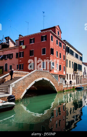 Venise, Italie.paysage urbain pittoresque de maisons en terre cuite,scène,joli pont de briques, canal et réflexions Banque D'Images