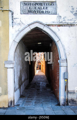 ,Venise Giudecca.Sotoportego E calle Montorio.entrée voûtée menant à l'allée de maisons vénitiennes.Weathered vieux mur,vieux passage étroit. Banque D'Images