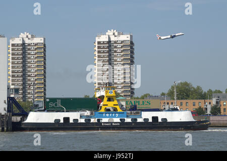 La Woolwich ferry gratuit fonctionnant sur la Tamise à l'Est de Londres Banque D'Images