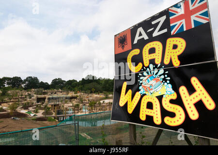 Développement sur les terres de la ceinture verte dans la campagne : Adventure Golf à l'arrière de la place d'un lavage de voiture. UK Banque D'Images