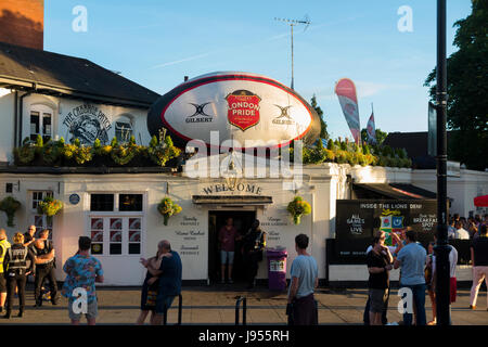 Le pub local / Cabbage Patch public / chambre avec ventilateur rugby ball & promotion / fans. Twickenham, Royaume-Uni ; occupé / monde / lieu populaire les jours de match. Banque D'Images