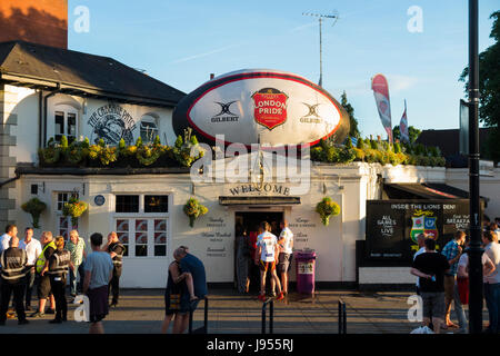 Le pub local / Cabbage Patch public / chambre avec ventilateur rugby ball & promotion / fans. Twickenham, Royaume-Uni ; occupé / monde / lieu populaire les jours de match. Banque D'Images