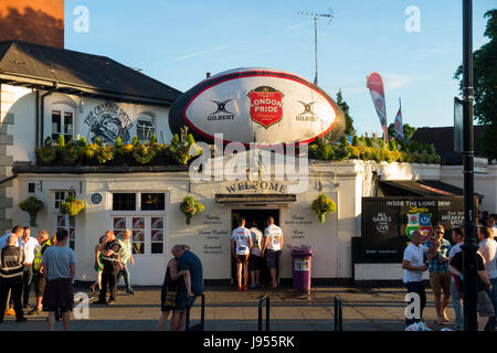 Le pub local / Cabbage Patch public / chambre avec ventilateur rugby ball & promotion / fans. Twickenham, Royaume-Uni ; occupé / monde / lieu populaire les jours de match. Banque D'Images