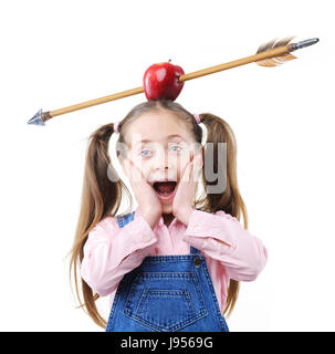 Petite fille avec pomme sur la tête avec la flèche d'une balle dans Banque D'Images