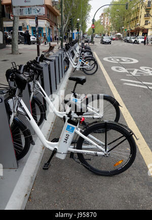 Service de location de vélos publics BiciMad à Madrid,Espagne, de location de voitures avec des vélos électriques. Banque D'Images