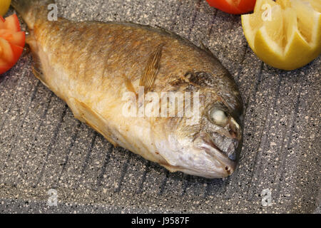 Poissons daurade grillé parfaitement dans le moule restaurant est spécialisé dans la cuisine de fruits de mer Banque D'Images