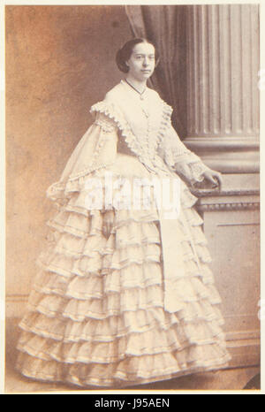 Cette photographie capture la princesse Élisabeth de Bade, une figure notable du XIXe siècle, probablement prise vers 1860. Le travail de la photographe inconnue donne un aperçu de la tenue et du style aristocratiques de l'époque, reflétant à la fois son statut et les techniques de photographie de portrait de l'époque. Banque D'Images