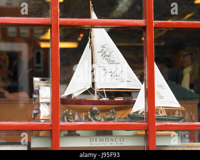 Bateau jouet dans la fenêtre Banque D'Images