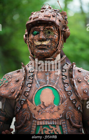 Dans l'homme méconnaissable sur masque en bronze carnaval de rue. Banque D'Images