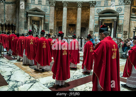 Rome, Italie. 04 Juin, 2017. Les prêtres entrer dans le Panthéon de Rome, Italie, pour célébrer la messe de la Pentecôte, qui prendra fin avec le jet de la red roses Crédit : Realy Easy Star/Alamy Live News Banque D'Images