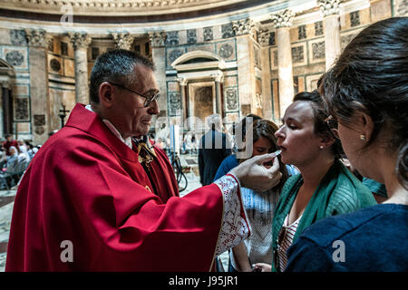 Rome, Italie. 04 Juin, 2017. Un prêtre distribue l'Eucharistie aux participants de la Missa La Pentecôte dans le Panthéon de Rome, Italie, juste avant le dernier lancer de roses rouges : crédit facile vraiment Star/Alamy Live News Banque D'Images