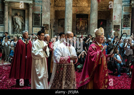 Rome, Italie. 04 Juin, 2017. L'évêque de sortir du Panthéon de Rome, Italie, après la Pentecôte, au cours de la Missa jeter des roses par le trou de la coupole : crédit facile vraiment Star/Alamy Live News Banque D'Images