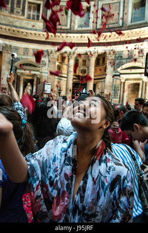 Rome, Italie. 04 Juin, 2017. Roses rouges jetées par les pompiers de l'orifice de la coupole du Panthéon de Rome, Italie, tomber sur une fille après la Pentecôte missa Crédit : Realy Easy Star/Alamy Live News Banque D'Images