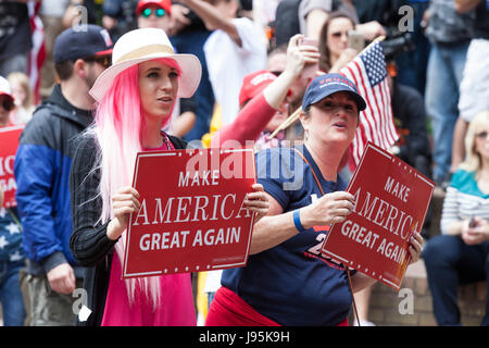 Portland, États-Unis. 04 Juin, 2017. Portland, Oregon : partisans à l'emporter sur la liberté d'expression Rally Portland. Organisé par Joey Gibson, un chef de groupe de prière le Patriot, le rallye dans le centre-ville de Portland nationaliste de droite en vedette Kyle Chapman et haut-parleurs à l'appui de la liberté de parole et président Trump. Crédit : Paul Gordon/Alamy Live News Banque D'Images