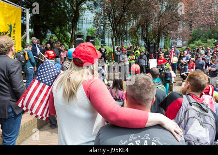 Portland, États-Unis. 04 Juin, 2017. Portland, Oregon : partisans à l'emporter sur la liberté d'expression Rally Portland. Organisé par Joey Gibson, un chef de groupe de prière le Patriot, le rallye dans le centre-ville de Portland nationaliste de droite en vedette Kyle Chapman et haut-parleurs à l'appui de la liberté de parole et président Trump. Crédit : Paul Gordon/Alamy Live News Banque D'Images