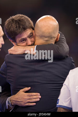 Cardiff, Pays de Galles. 3 juin, 2017. (F-B) Zinedine Zidane (Real), Andrea Agnelli (Juventus) Football/soccer : Juventus président Andrea Agnelli hugs entraîneur-chef du Real Madrid Zinedine Zidane après le match de finale de la Ligue des Champions entre la Juventus 1-4 Real Madrid au Millennium Stadium de Cardiff, au Pays de Galles . Credit : Maurizio Borsari/AFLO/Alamy Live News Banque D'Images