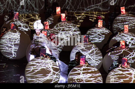 Hambourg, Allemagne. 4 juin, 2017. Les artistes interprètes ou exécutants sur scène lors d'une répétition de Joseph Haydn's 'La création' dans l'Elbphilharmonie à Hambourg, Allemagne, 4 juin 2017. Le groupe Catalan La Fura dels Baus est l'exécution de la pièce, un mélange de musique et de théâtre, sur le 5 juin 2017. Photo : Christophe Gateau/dpa/Alamy Live News Banque D'Images