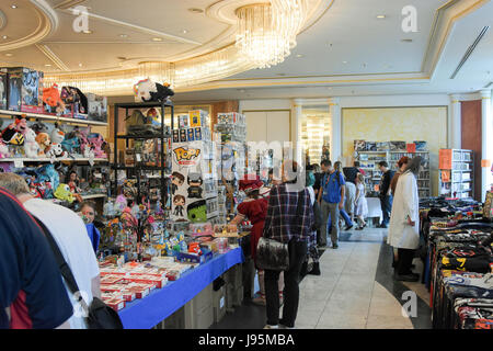 Bonn, Allemagne. 4 juin, 2017. Stand des vendeurs à la FedCon. La FedCon 26, la plus grande Convention de Star Trek, invite des célébrités et fans de se rencontrer dans des séances de signature et de panneaux. La FedCon 26 juin 2017 a eu lieu de 2 à 5. Photo : Markus Wissmann/Alamy Live News Banque D'Images