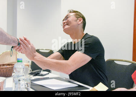 Bonn, Allemagne. Jun, 2017 4. Mark Dacascos (Hawaii Five-0, Marvel's Agents du S.H.I.E.L.D.) réunion fans à la FedCon. La FedCon 26, la plus grande Convention de Star Trek, invite des célébrités et fans de se rencontrer dans des séances de signature et de panneaux. La FedCon 26 juin 2017 a eu lieu de 2 à 5. Photo : Markus Wissmann/Alamy Live News Crédit : Markus Wissmann/Alamy Live News Banque D'Images