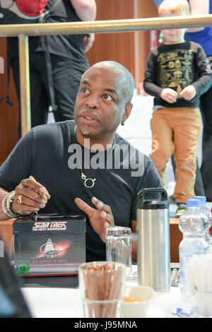 Bonn, Allemagne. Jun, 2017 4. LeVar Burton (Geordi La Forge dans Star Trek La nouvelle génération) à la FedCon 26, la plus grande Convention de Star Trek, invite des célébrités et fans de se rencontrer dans des séances de signature et de panneaux. La FedCon 26 juin 2017 a eu lieu de 2 à 5. Photo : Markus Wissmann/Alamy Live News Crédit : Markus Wissmann/Alamy Live News Banque D'Images