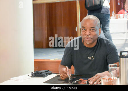 Bonn, Allemagne. Jun, 2017 4. LeVar Burton (Geordi La Forge dans Star Trek La nouvelle génération) à la FedCon 26, la plus grande Convention de Star Trek, invite des célébrités et fans de se rencontrer dans des séances de signature et de panneaux. La FedCon 26 juin 2017 a eu lieu de 2 à 5. Photo : Markus Wissmann/Alamy Live News Crédit : Markus Wissmann/Alamy Live News Banque D'Images