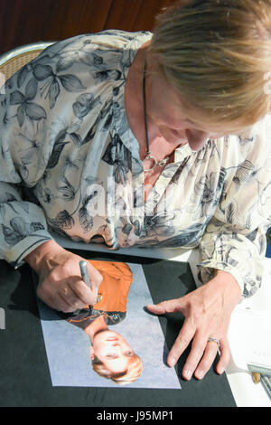 Bonn, Allemagne. 4 juin, 2017. Denise Crosby (Lt. Tasha Yar, Star Trek La nouvelle génération) à la FedCon 26, la plus grande Convention de Star Trek, invite des célébrités et fans de se rencontrer dans des séances de signature et de panneaux. La FedCon 26 juin 2017 a eu lieu de 2 à 5. Photo : Markus Wissmann/Alamy Live News Banque D'Images