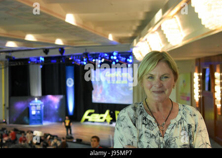 Bonn, Allemagne. 4 juin, 2017. Denise Crosby (Lt. Tasha Yar, Star Trek La nouvelle génération) à la FedCon 26, la plus grande Convention de Star Trek, invite des célébrités et fans de se rencontrer dans des séances de signature et de panneaux. La FedCon 26 juin 2017 a eu lieu de 2 à 5. Photo : Markus Wissmann/Alamy Live News Banque D'Images