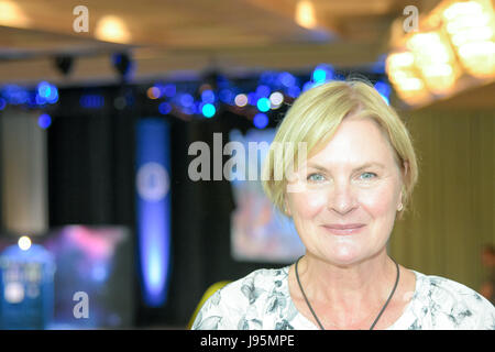 Bonn, Allemagne. 4 juin, 2017. Denise Crosby (Lt. Tasha Yar, Star Trek La nouvelle génération) à la FedCon 26, la plus grande Convention de Star Trek, invite des célébrités et fans de se rencontrer dans des séances de signature et de panneaux. La FedCon 26 juin 2017 a eu lieu de 2 à 5. Photo : Markus Wissmann/Alamy Live News Banque D'Images