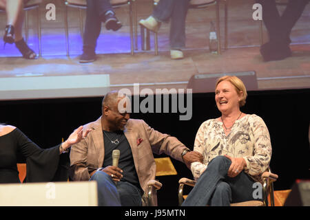 Bonn, Allemagne. 4 juin, 2017. LeVar Burton (Geordi La Forge, Star Trek La nouvelle génération), Denise Crosby (Lt. Tasha Yar, Star Trek La nouvelle génération) à la FedCon 26, la plus grande Convention de Star Trek, invite des célébrités et fans de se rencontrer dans des séances de signature et de panneaux. La FedCon 26 juin 2017 a eu lieu de 2 à 5. Photo : Markus Wissmann/Alamy Live News Banque D'Images