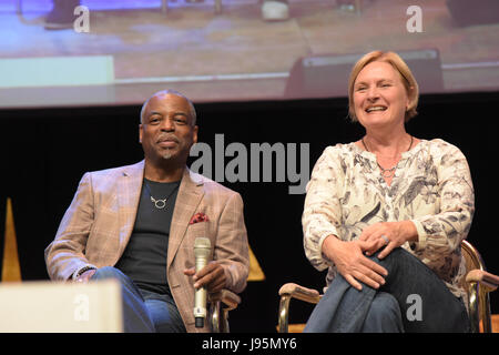 Bonn, Allemagne. Jun, 2017 4. LeVar Burtton, Denise Crosby à la FedCon. La FedCon 26, la plus grande Convention de Star Trek, invite des célébrités et fans de se rencontrer dans des séances de signature et de panneaux. La FedCon 26 juin 2017 a eu lieu de 2 à 5. Photo : Markus Wissmann/Alamy Live News Crédit : Markus Wissmann/Alamy Live News Banque D'Images