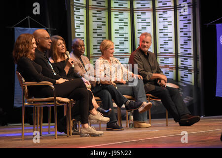 Bonn, Allemagne. 4 juin, 2017. Star Trek : La nouvelle génération de bord à la FedCon 26. de g à d : Gates McFadden, Michael Dorn, Marina Sirtis, LeVar Burton, Denise Crosby, John de Lancie. La FedCon 26, la plus grande Convention de Star Trek, invite des célébrités et fans de se rencontrer dans des séances de signature et de panneaux. La FedCon 26 juin 2017 a eu lieu de 2 à 5. Photo : Markus Wissmann/Alamy Live News Banque D'Images