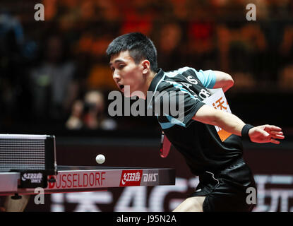 Dusseldorf, Allemagne. 5 juin, 2017. Sangsu Lee de la Corée du Sud est en concurrence au cours de la demi-finale du tournoi contre la Chine's Fan au monde 2017 Zhendong Championnats de Tennis de Table à Düsseldorf, Allemagne, le 5 juin 2017. Credit : Shan Yuqi/Xinhua/Alamy Live News Banque D'Images