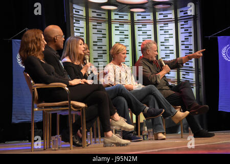 Bonn, Allemagne. 4 juin, 2017. Star Trek : La nouvelle génération de bord à la FedCon 26. de g à d : Gates McFadden, Michael Dorn, Marina Sirtis, LeVar Burton, Denise Crosby, John de Lancie. La FedCon 26, la plus grande Convention de Star Trek, invite des célébrités et fans de se rencontrer dans des séances de signature et de panneaux. La FedCon 26 juin 2017 a eu lieu de 2 à 5. Photo : Markus Wissmann/Alamy Live News Banque D'Images