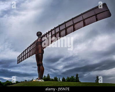 Gateshead, 5e juin 2017. Après soleil soleil dans tous les week-end, Anthony Gormley's Angel of the North a été accueilli par la pluie et un ciel gris qui a poussé à travers le nord de l'angleterre. Les pieds de la statue sont actuellement couverts dans de monuments commémoratifs en cinq personnes tuées dans une attaque terroriste du mois dernier à Manchester. (C) crédit : Paul swinney/Alamy live news Banque D'Images