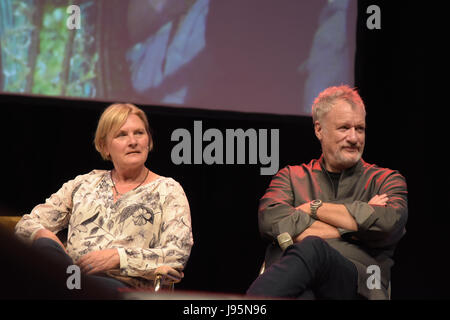 Bonn, Allemagne. 4 juin, 2017. Denise Crosby (Lt. Tasha Yar, Star Trek La nouvelle génération) et John de Lancie (Q dans Star Trek : The Next Generation, Deep Space Nine, Voyager ; Breaking Bad) à la FedCon 26, la plus grande Convention de Star Trek, invite des célébrités et fans de se rencontrer dans des séances de signature et de panneaux. La FedCon 26 juin 2017 a eu lieu de 2 à 5. Photo : Markus Wissmann/Alamy Live News Banque D'Images