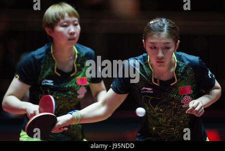 Düsseldorf, Allemagne. 5 juin, 2017. Chen Meng (R) et Zhu Yuling (Chine) en action contre Tianwei et Mengyu (Singapour) au cours de la demi-finale du double dames à l'tennis de table championnats du monde à Duesseldorf, Allemagne, 5 juin 2017. Photo : Jonas Güttler/dpa/Alamy Live News Banque D'Images