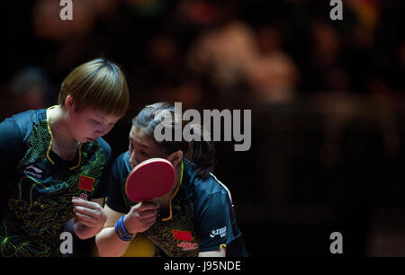 Düsseldorf, Allemagne. 5 juin, 2017. Chen Meng (L) et Zhu Yuling (Chine) en action contre Tianwei et Mengyu (Singapour) au cours de la demi-finale du double dames à l'tennis de table championnats du monde à Duesseldorf, Allemagne, 5 juin 2017. Photo : Jonas Güttler/dpa/Alamy Live News Banque D'Images