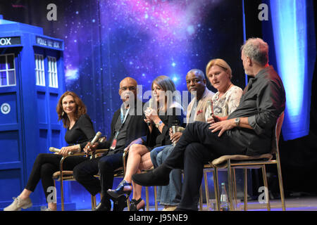 Bonn, Allemagne. 4 juin, 2017. Star Trek : La nouvelle génération de bord à la FedCon 26. de g à d : Gates McFadden, Michael Dorn, Marina Sirtis, LeVar Burton, Denise Crosby, John de Lancie. La FedCon 26, la plus grande Convention de Star Trek, invite des célébrités et fans de se rencontrer dans des séances de signature et de panneaux. La FedCon 26 juin 2017 a eu lieu de 2 à 5. Photo : Markus Wissmann/Alamy Live News Banque D'Images