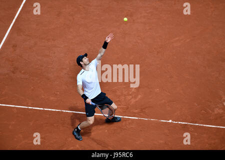 Paris, France. 5 juin, 2017. Andy Murray d'Angleterre sert lors de la quatrième ronde du tournoi match contre Karen Khachanov de la Russie lors de l'Open de France 2017 Tournoi de tennis à Paris, France, le 5 juin 2017. Crédit : Chen Yichen/Xinhua/Alamy Live News Banque D'Images