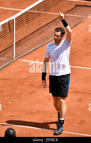 Paris, France. 5 juin, 2017. Andy Murray d'Angleterre célèbre après la quatrième ronde du tournoi match contre Karen Khachanov de la Russie lors de l'Open de France 2017 Tournoi de tennis à Paris, France, le 5 juin 2017. Crédit : Chen Yichen/Xinhua/Alamy Live News Banque D'Images