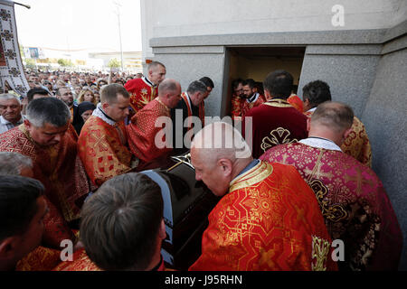 Kiev, Ukraine. Juin 2017, 5ème. Le cercueil avec le corps du Major Archeparch émérite de l'UGCC Lubomyr Husar s'effectue à undercrofts de cathédrale patriarcale. Les gens à rester autour de la Cathédrale Patriarcale de la résurrection tandis que la compensation porte le cercueil avec le corps du Cardinal HUSAR hors de l'église. L'ancien chef de l'Eglise grecque-catholique ukrainienne, le Cardinal Lubomyr Husar a été enterré dans le undercrofts de cathédrale patriarcale de la résurrection à Kiev, Ukraine, le 5 juin 2017. Credit : Sergii Kharchenko/Alamy Live News Banque D'Images