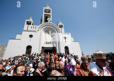 Kiev, Ukraine. Juin 2017, 5ème. Les gens à rester autour de la Cathédrale Patriarcale de la résurrection tandis que la compensation porte le cercueil avec le corps du Cardinal HUSAR autour de l'église. L'ancien chef de l'Eglise grecque-catholique ukrainienne, le Cardinal Lubomyr Husar a été enterré dans le undercrofts de cathédrale patriarcale de la résurrection à Kiev, Ukraine, le 5 juin 2017. Credit : Sergii Kharchenko/Alamy Live News Banque D'Images