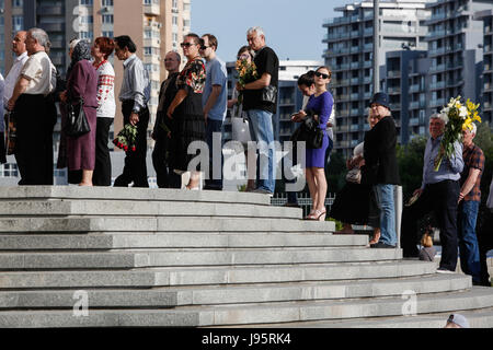 Kiev, Ukraine. Jun, 2017 4e. les gens à rester dans la file d'attente pour payer leur dernier ce qui concerne les grandes archeparch émérite de l'ugcc fidèles ukrainien Lubomyr Husar. dernière paie l'égard de l'ex-chef de l'église ukrainienne grecque-catholique, le Cardinal Lubomyr Husar dans la cathédrale patriarcale de la résurrection à Kiev, Ukraine, le 4 juin 2017. crédit : sergii kharchenko/Alamy live news Banque D'Images