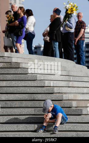 Kiev, Ukraine. Jun, 2017 4e. un enfant joue à l'escalier de l'église suite à la personnes debout dans la file d'attente pour payer leur dernier ce qui concerne les grandes archeparch émérite de l'ugcc fidèles ukrainien Lubomyr Husar. dernière paie l'égard de l'ex-chef de l'église ukrainienne grecque-catholique, le Cardinal Lubomyr Husar dans la cathédrale patriarcale de la résurrection à Kiev, Ukraine, le 4 juin 2017. crédit : sergii kharchenko/Alamy live news Banque D'Images