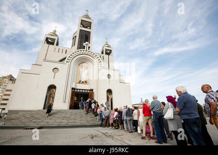 Kiev, Ukraine. Jun, 2017 4e. les gens à rester dans la file d'attente pour payer leur dernier ce qui concerne les grandes archeparch émérite de l'ugcc fidèles ukrainien Lubomyr Husar. dernière paie l'égard de l'ex-chef de l'église ukrainienne grecque-catholique, le Cardinal Lubomyr Husar dans la cathédrale patriarcale de la résurrection à Kiev, Ukraine, le 4 juin 2017. crédit : sergii kharchenko/Alamy live news Banque D'Images